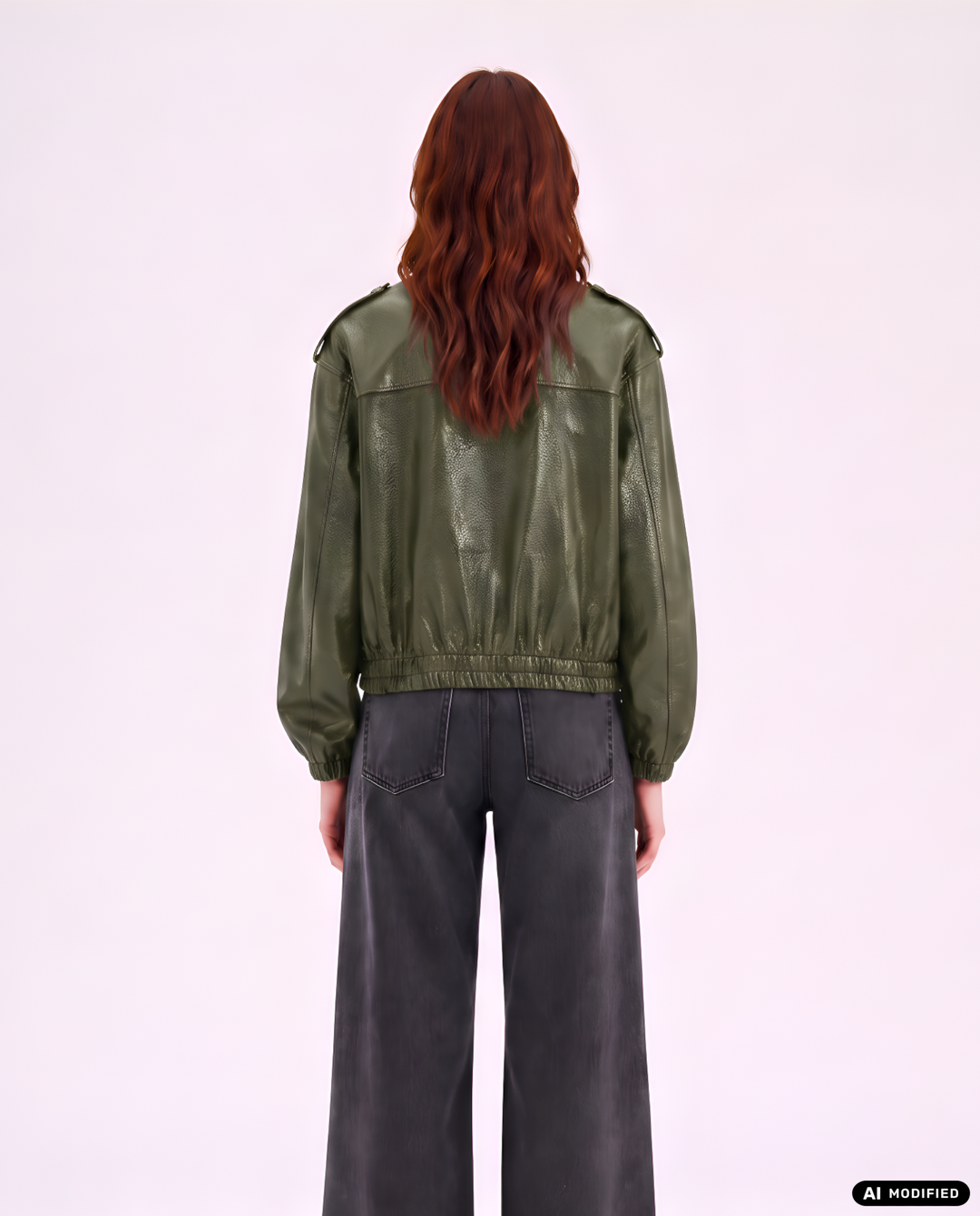 Kurze, stylische Damen Bikerjacke im Oversized-Fit mit elegantem Reverskragen. Eine moderne Übergangsjacke.