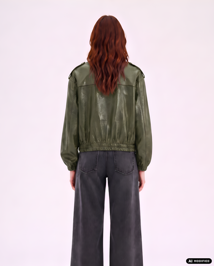 Kurze, stylische Damen Bikerjacke im Oversized-Fit mit elegantem Reverskragen. Eine moderne Übergangsjacke.