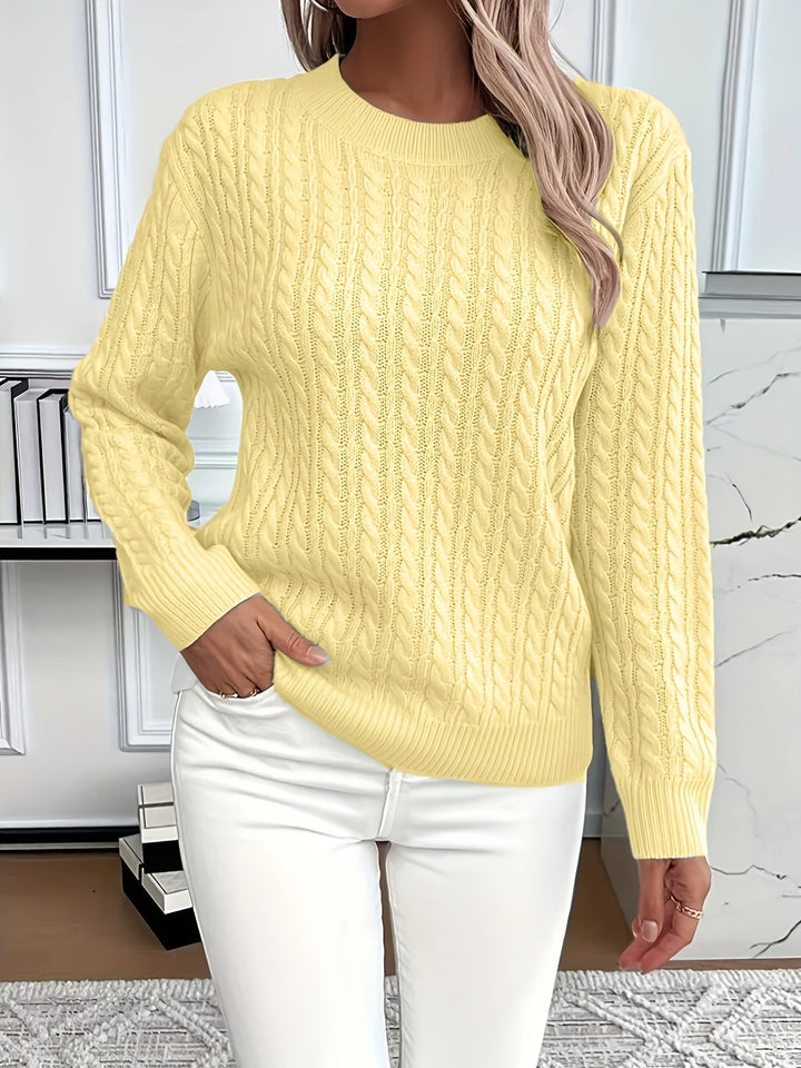 Model trägt lässigen Damen Strickpullover mit Zopfmuster und Rundhalsausschnitt für Frühling/Herbst.
