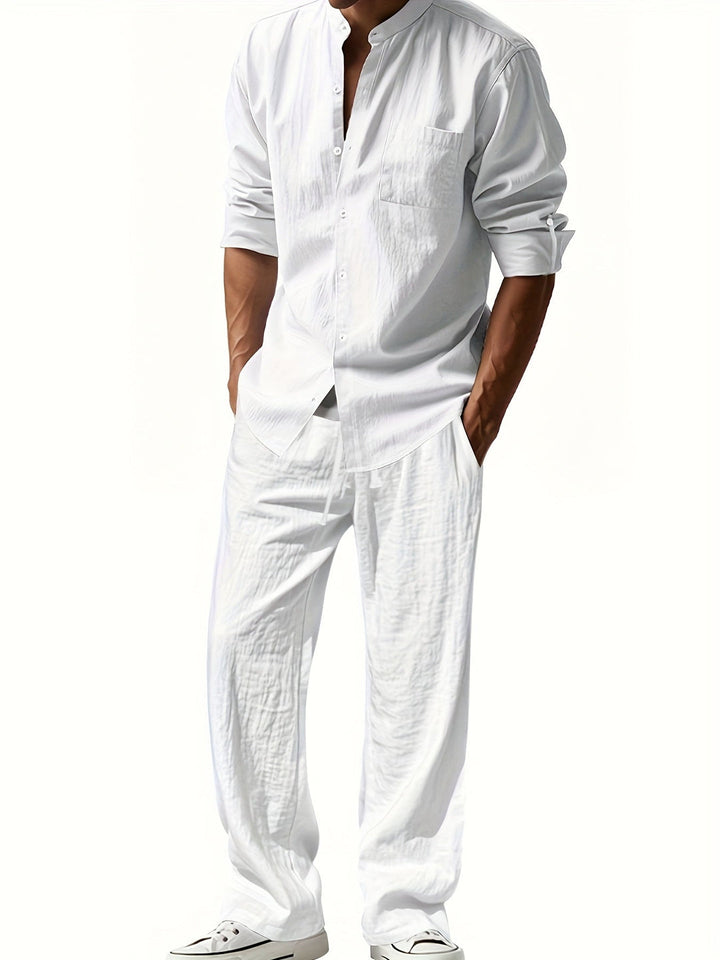 Trendiges Männer Set für den Sommer: Stehkragen Hemd & bequeme Relaxed Fit Hose, ideal für Urlaub.