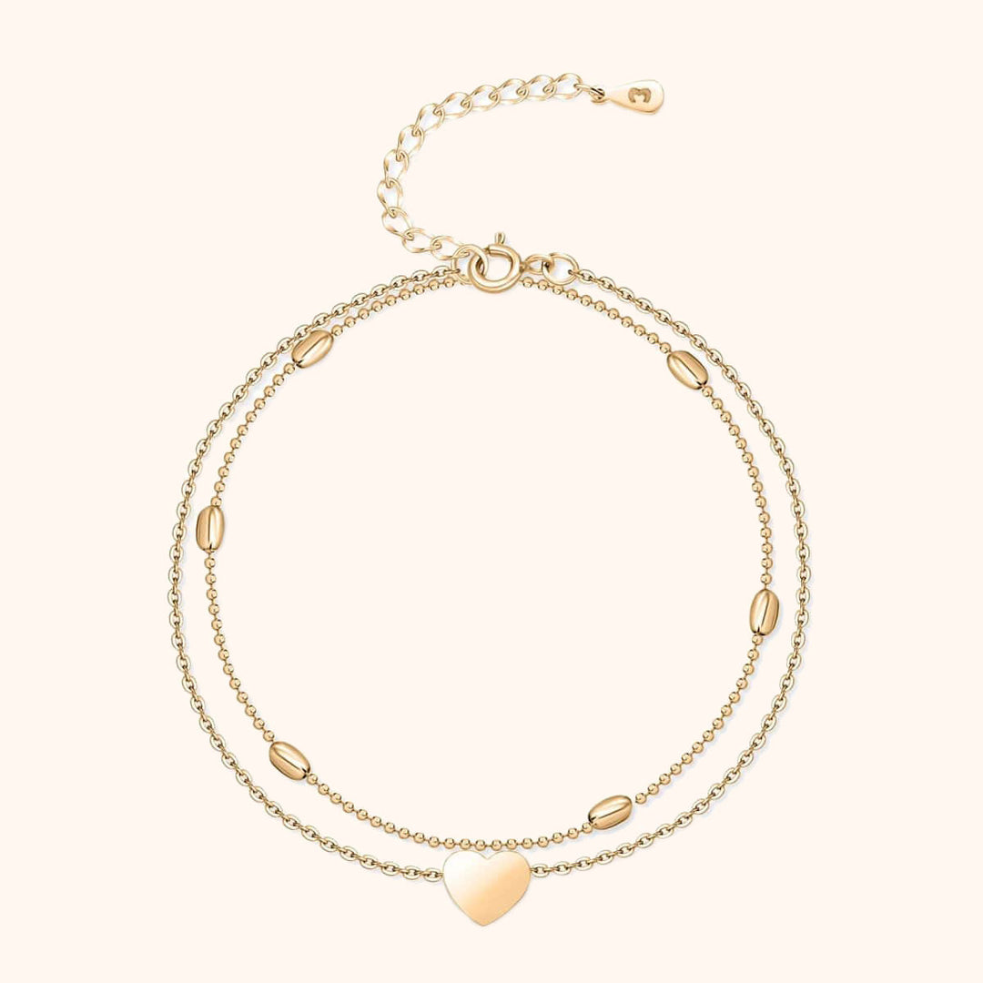 Glänzendes Damen Fußkettchen aus 925er Sterlingsilber mit einem liebevollen Herz als zentrales Element.