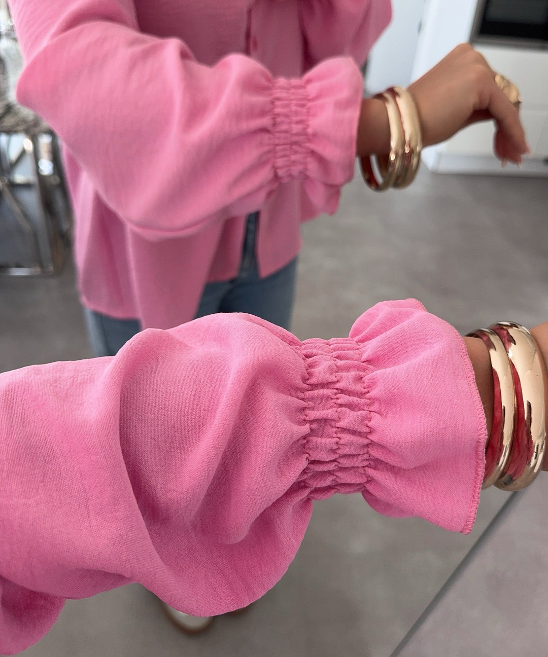 Modische Damenbluse in Rosa mit voluminösen Ballonärmeln. Eine bequeme und schicke Option für jede Garderobe.