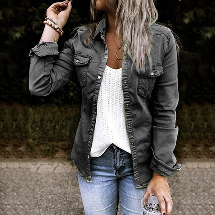 Lässige Damen Jeansjacke mit Knopfleiste & Taschen, tailliert geschnitten für stilvolle Sommer-Looks.
