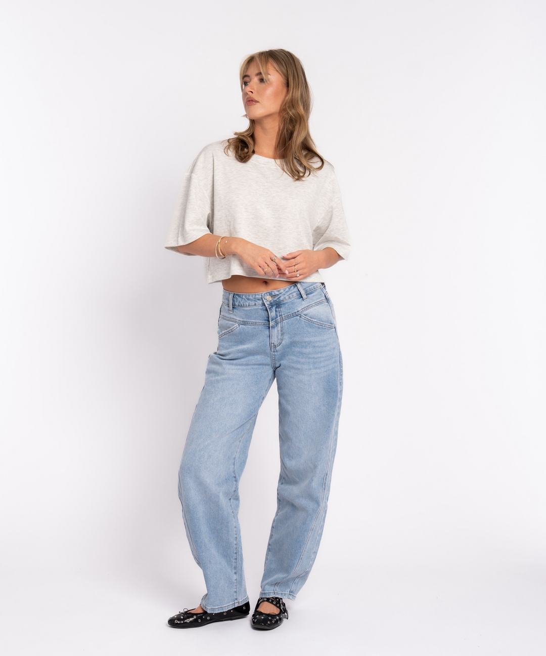 Hellblaue Damen Barrel Jeans, weite Passform, Stretch, für lässige Eleganz und Komfort.