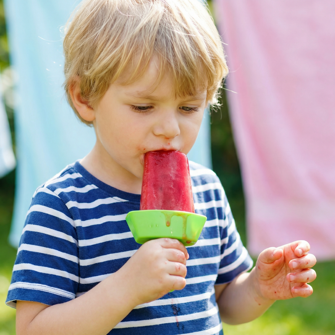 Innovativer Eishalter für Kinder mit Auffangschale. Tropfsicher, kleckerfrei und wiederverwendbar für den Sommer.