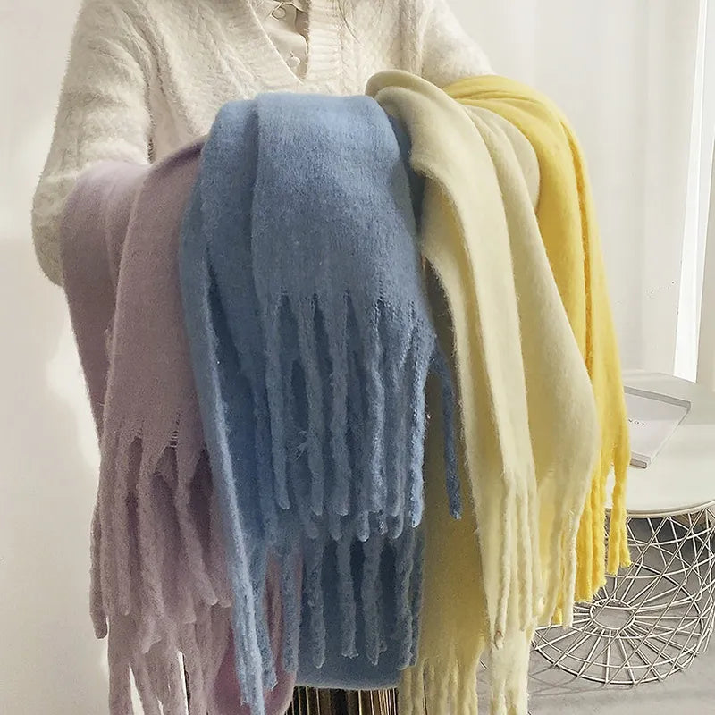 Warmer Winterschal schützt vor Kälte, luxuriös & stilvoll. Ideales Herbst/Winter Modeaccessoire.