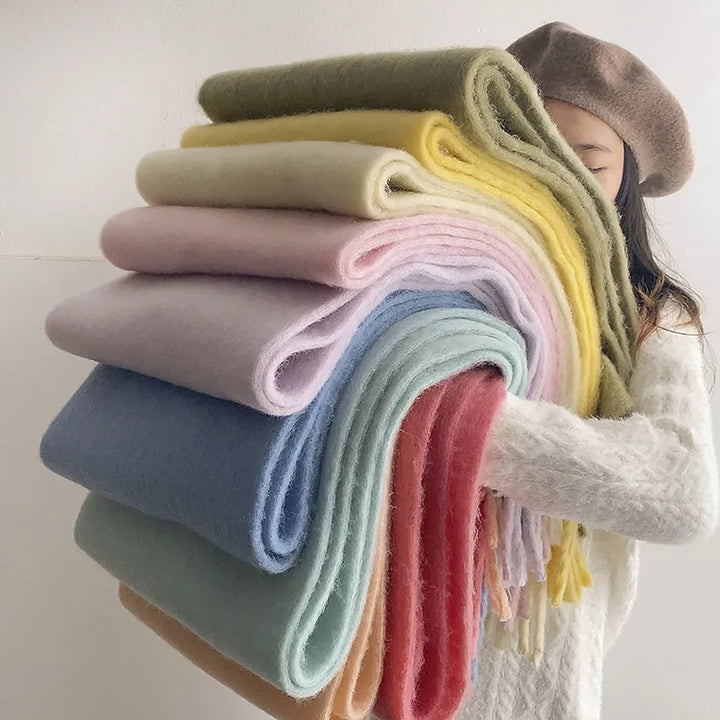 Nahaufnahme: Weicher, warmer Damenschal. Feine Struktur, elegantes Mode-Accessoire für Damen.