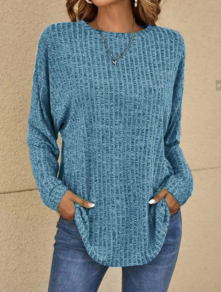 Komfortabler Damenpullover Adeline mit lockerem Schnitt, vielseitig für stilvolle Damenmode.