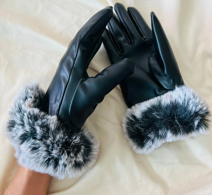 Stilvolle Damen Winterhandschuhe schützen Hände vor Kälte. Ideal für Spaziergänge im Winter.