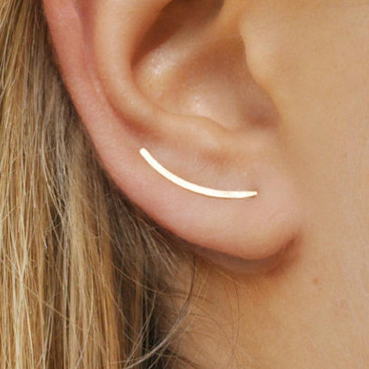 Filigrane Damen Ohrstecker aus Sterling Silber. Lange, geschwungene Linie, eleganter Silberschmuck, minimalistisch.
