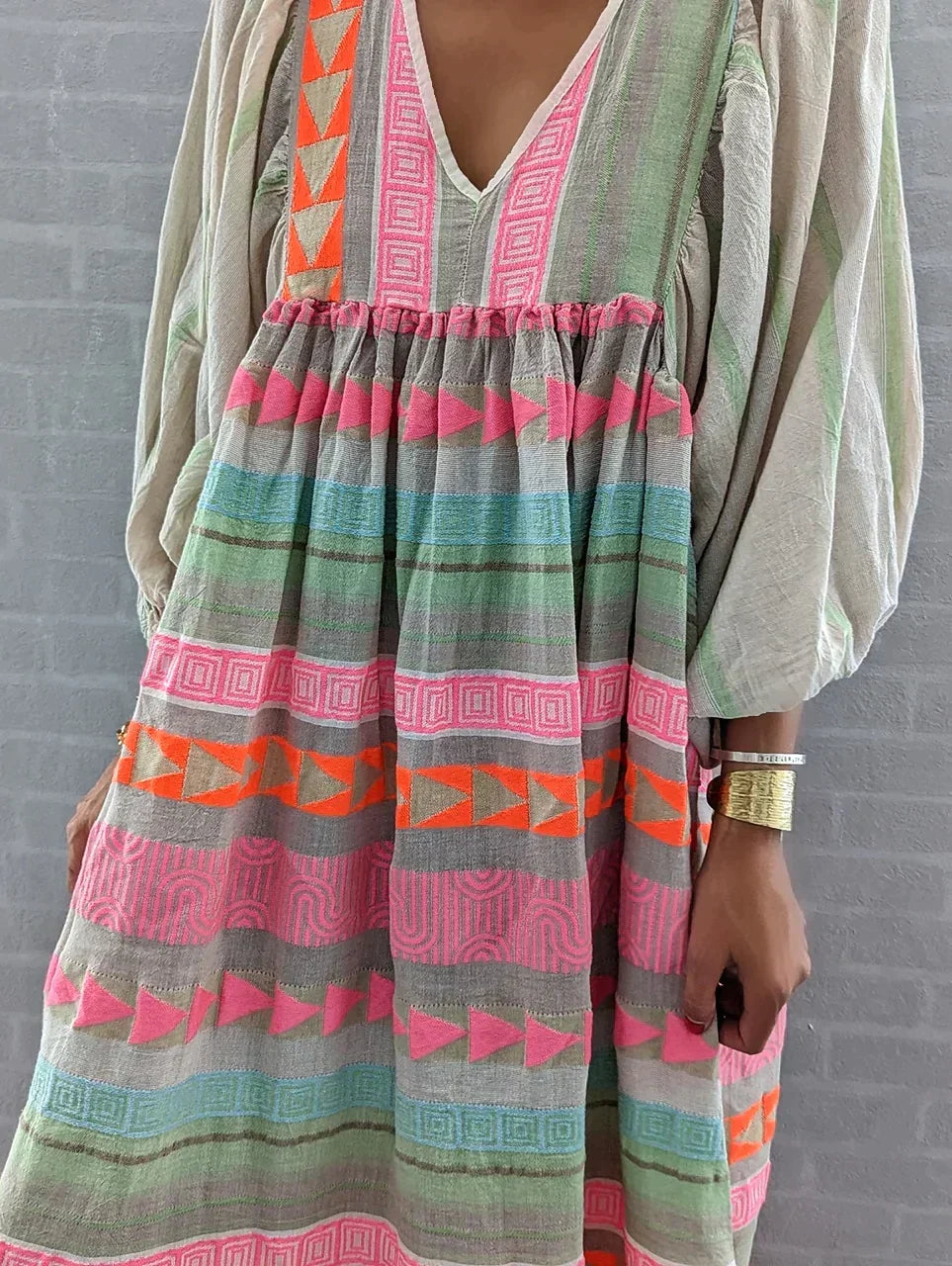 Elegantes Damen Sommerkleid in bunten Farben. Leichtes, luftiges Kleid für den Sommer, perfekt für festliche Anlässe oder Freizeit.