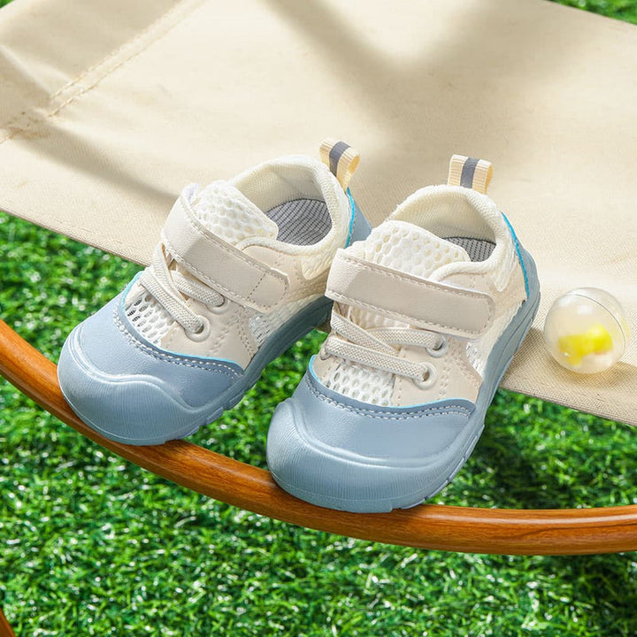 Lauflernschuhe für Baby-Erstschritte: flexible Sohle, atmungsaktiv, fördert natürliche Fußentwicklung.