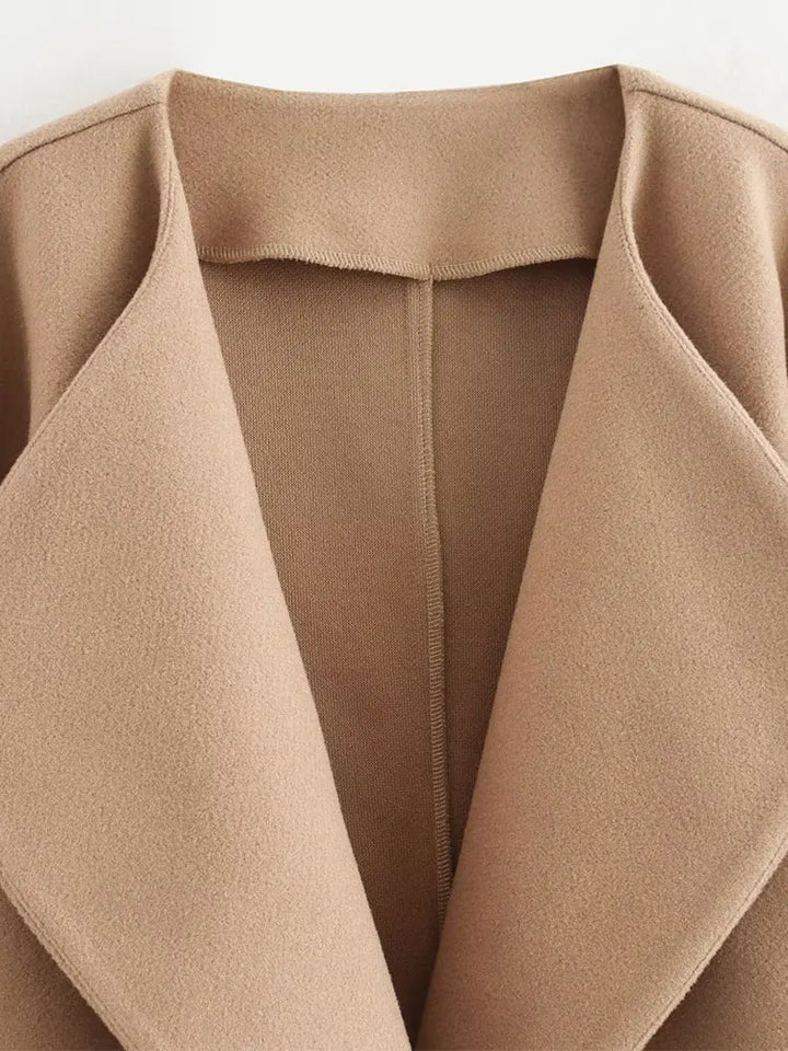 Hochwertige, warme kurze Damenjacke, elegant und figurbetont, unverzichtbar für die Wintermode.