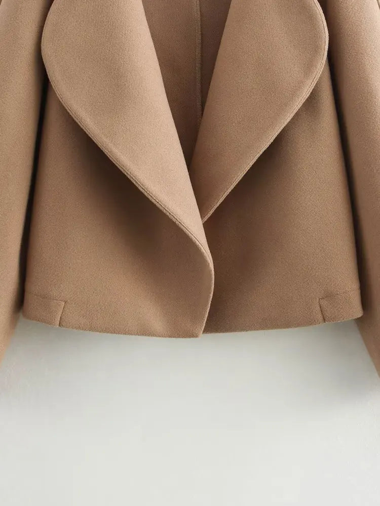 Detailansicht der kurzen Damen Winterjacke mit Kapuze, modisch und funktional für kalte Wintertage.