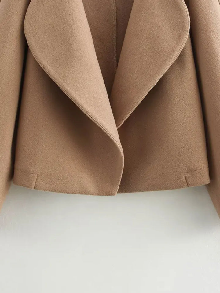 Detailansicht der kurzen Damen Winterjacke mit Kapuze, modisch und funktional für kalte Wintertage.