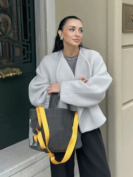 Elegante kurze Damen Winterjacke mit Kapuze, stilvoll und warm für kalte Tage. Perfekte Damenmode.
