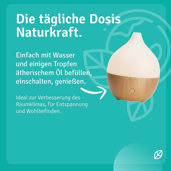 Eleganter USB Aromadiffusor im Wohnzimmer, verbreitet feinen Nebel ätherischer Öle zur Aromatherapie.