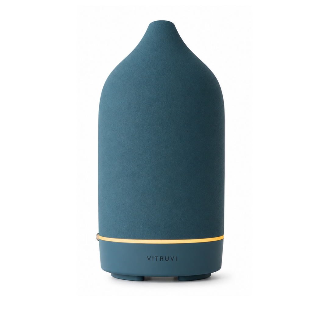 Detailansicht des eleganten Aroma Diffusors, zeigt sanften Nebel für ätherische Öle & entspannende Wohlfühlatmosphäre.