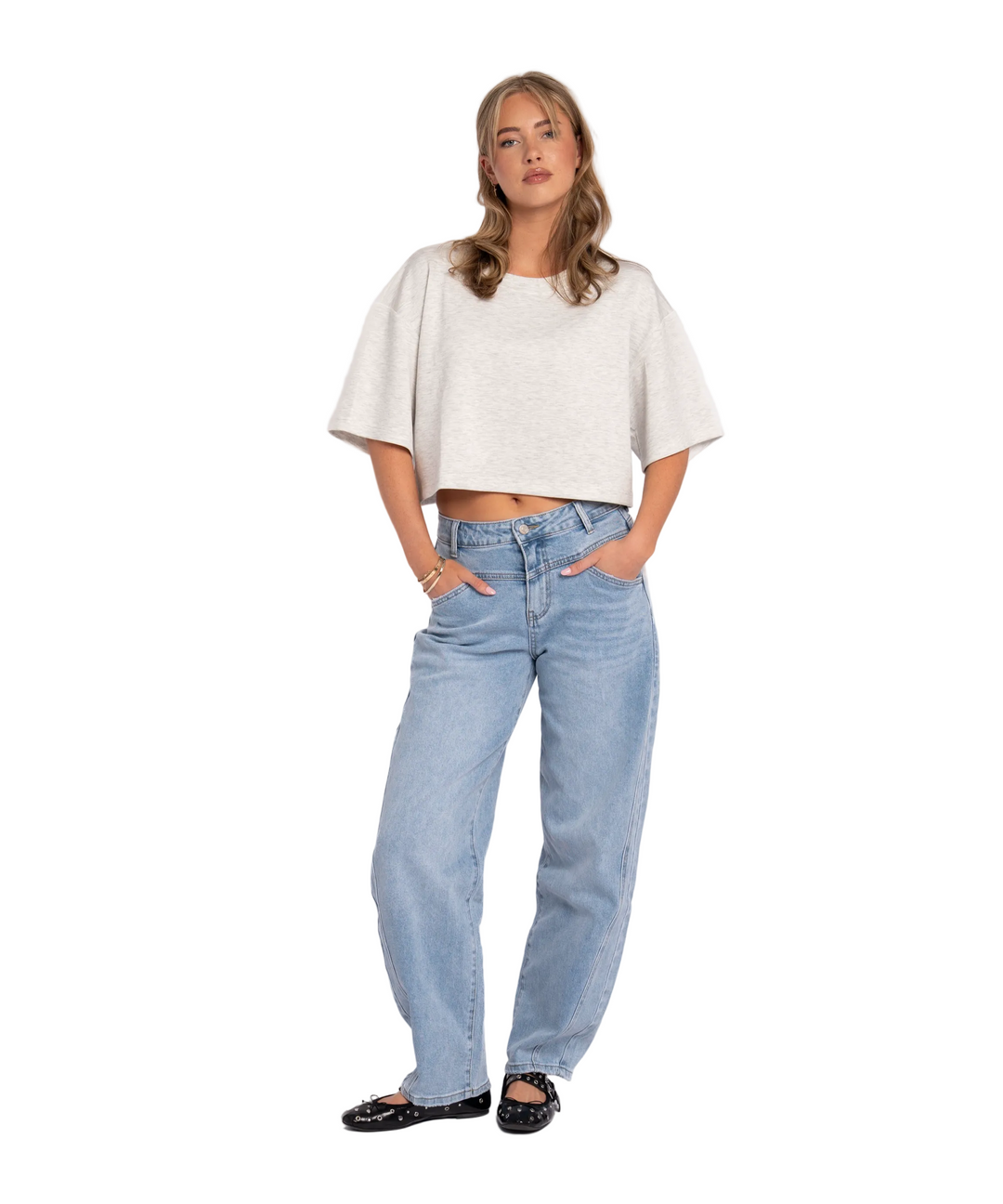 Hellblaue Damen Barrel Jeans mit lockerer Stretch-Passform für modernen Komfort & Stil.