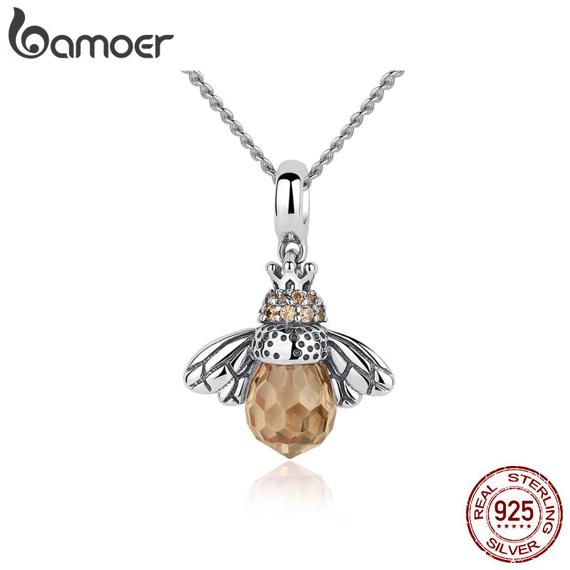 Detailierter Bienen-Anhänger an einer Sterlingsilberkette. Einzigartiger Insektenschmuck für Damen, stilvoller Modeschmuck.