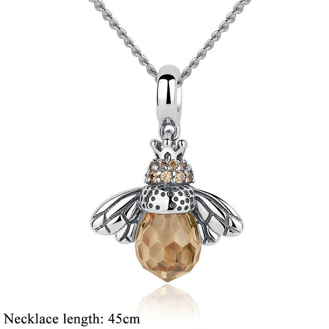 Funkelnde Damenhalskette aus 925er Sterlingsilber mit glänzendem Bienen-Anhänger. Eleganter Tierschmuck mit Zirkonia.
