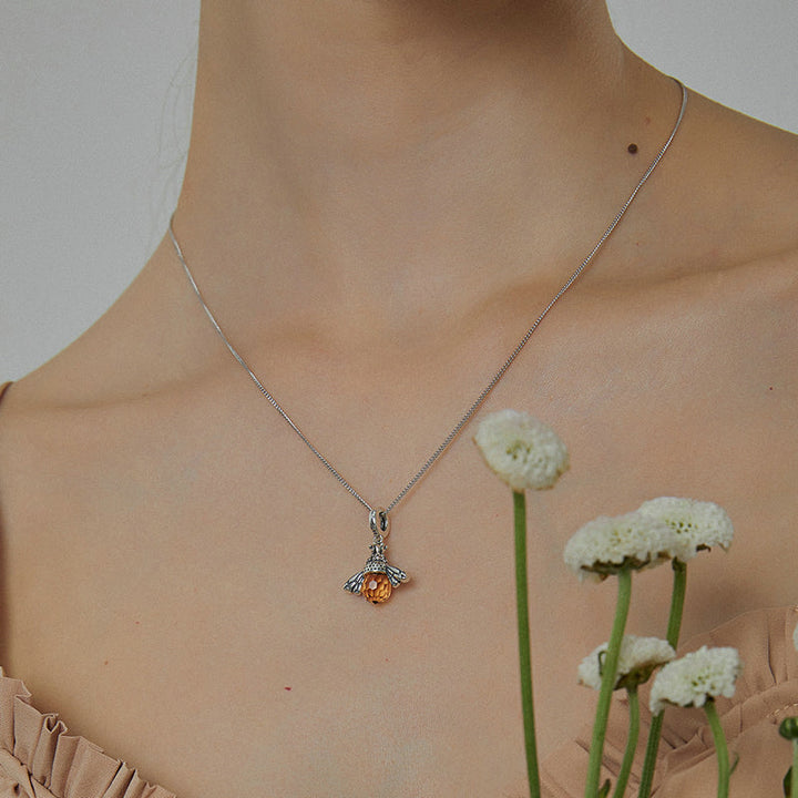 Funkelnde Bienen-Halskette aus 925er Sterlingsilber mit Zirkonia. Edler Insektenschmuck, perfekt als Damenhalskette.