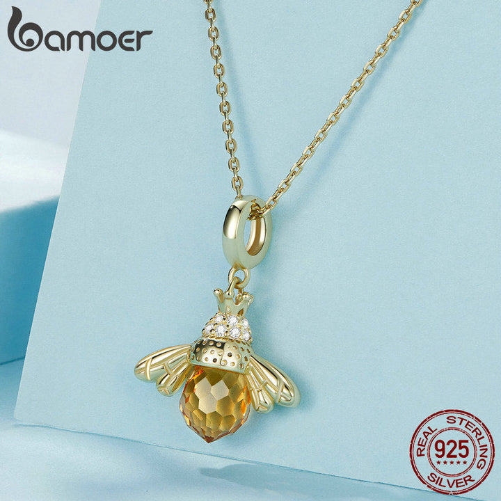 Charmanter Bienen-Anhänger an einer feinen Sterlingsilberkette. Eleganter Insektenschmuck und vielseitiger Modeschmuck.