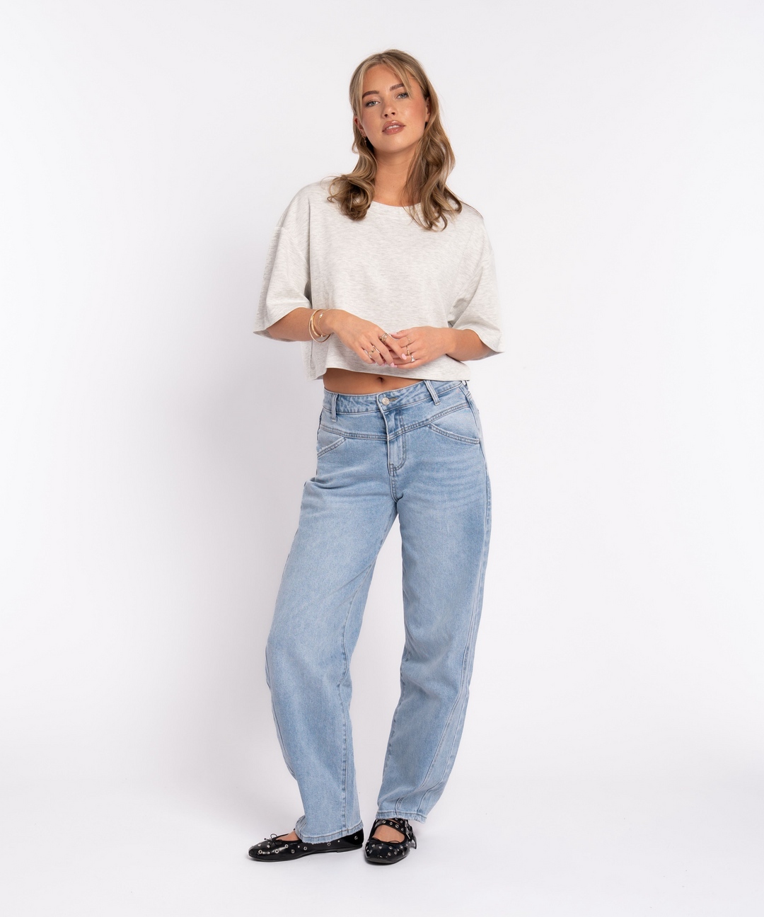 Bequeme Damen Barrel Jeans, weite Hose in Hellblau, ideal für Freizeit & lässige Looks.