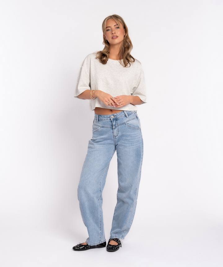 Bequeme Damen Barrel Jeans, weite Hose in Hellblau, ideal für Freizeit & lässige Looks.