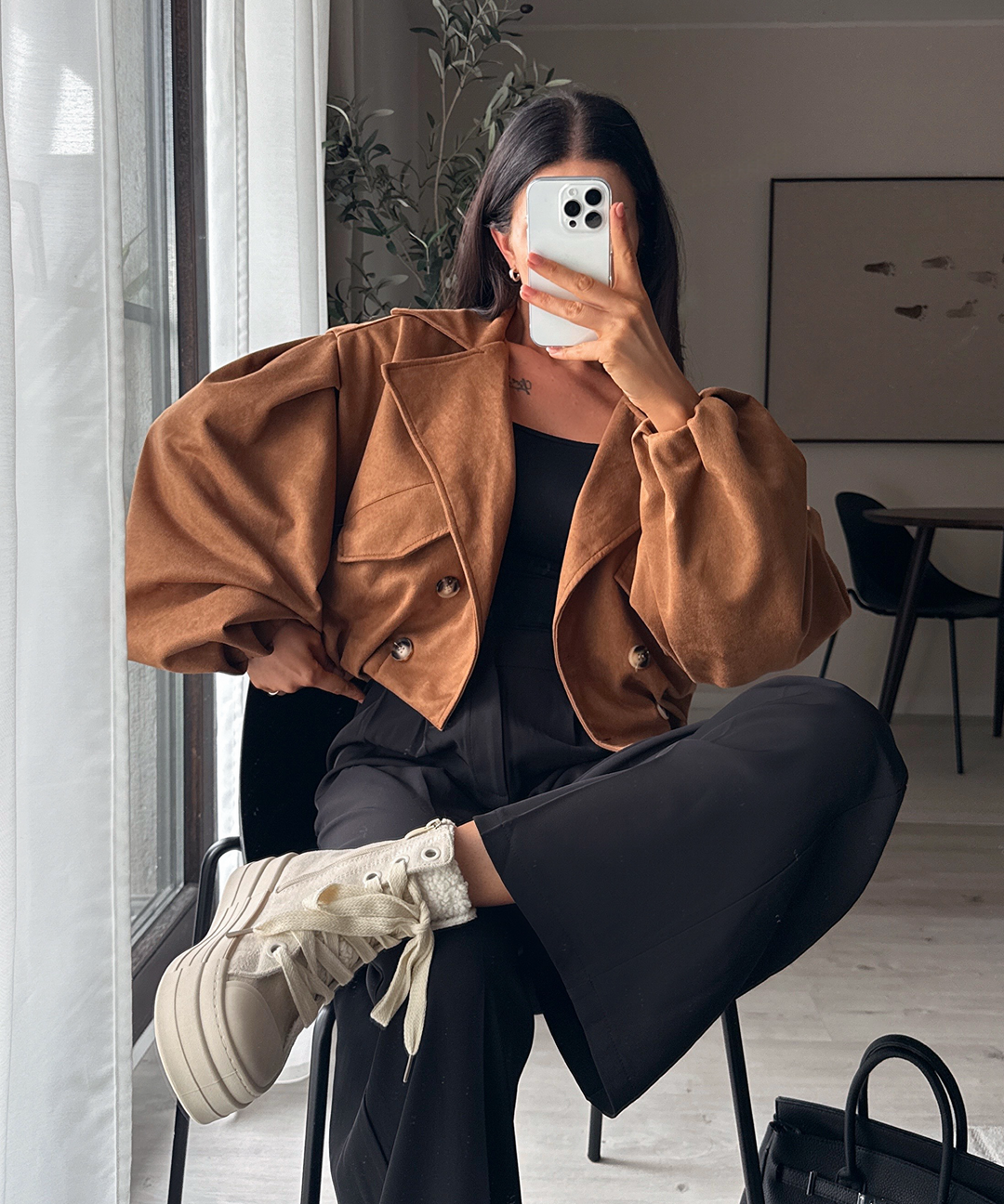 Eleganter Damen Crop Trenchcoat in Wildlederoptik, modische Übergangsjacke für stilbewusste Frauen.