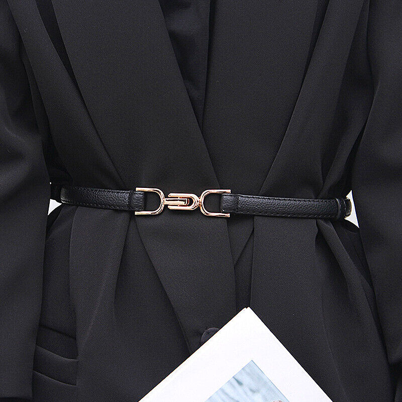 Schmaler, verstellbarer Damengürtel für Kleider mit eleganter goldener Schnalle, klassisch und modisch.