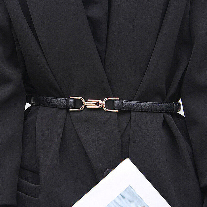 Schmaler, verstellbarer Damengürtel für Kleider mit eleganter goldener Schnalle, klassisch und modisch.