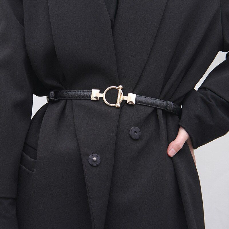 Modischer Taillengürtel für Damen, schmal, verstellbar, perfekt für Kleider, mit goldener Schnalle.