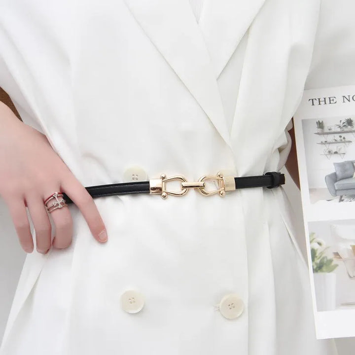 Klassischer Damengürtel, schmal und verstellbar, mit glänzender goldener Schnalle als elegantes Accessoire.