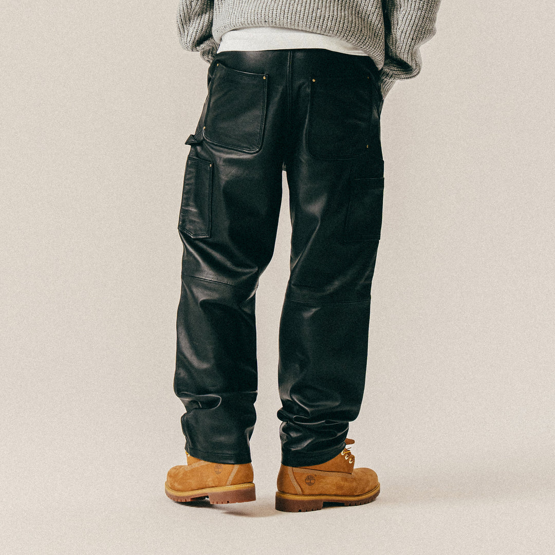 Modische schwarze Herren Lederhose, ideal als Freizeithose oder Motorradhose, mit Knieverstärkung.