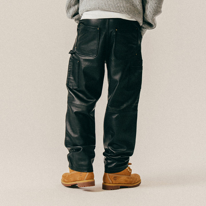 Modische schwarze Herren Lederhose, ideal als Freizeithose oder Motorradhose, mit Knieverstärkung.