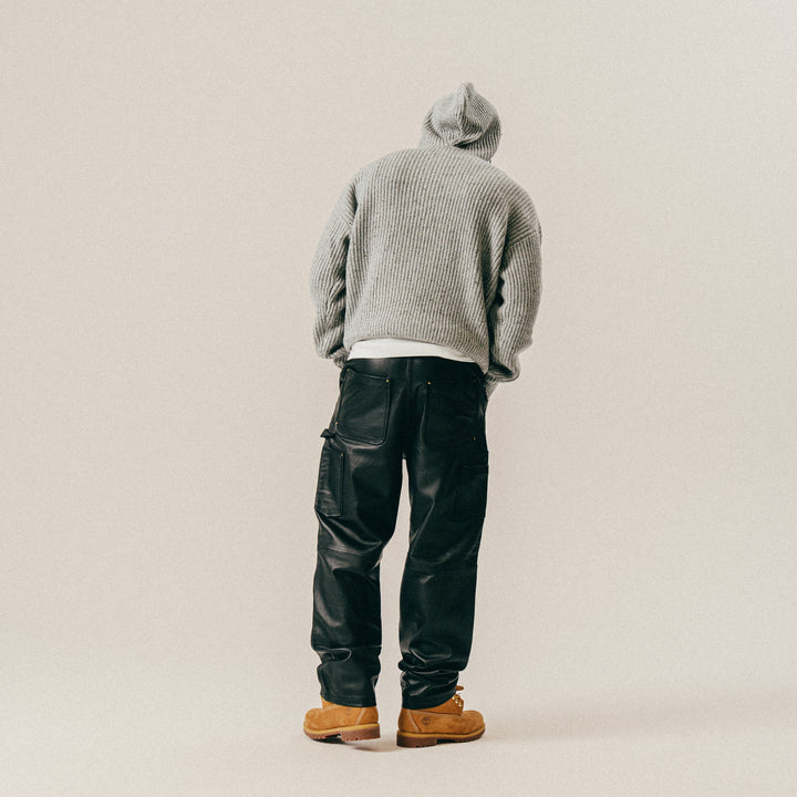 Schwarze Lederhose für Herren, robuster Jeans-Stil, bietet Komfort und Langlebigkeit für den Alltag.