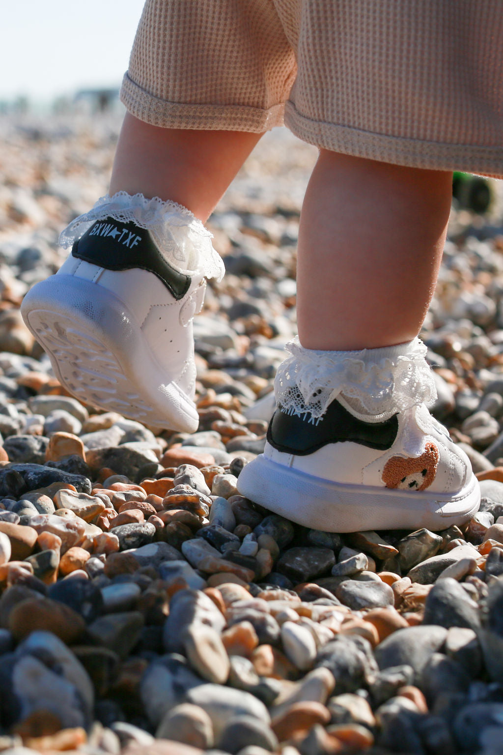 Stilvolle Babyschuhe mit Klettverschluss & Teddy-Motiv. Ideal für Kleinkinder & erste Gehversuche.