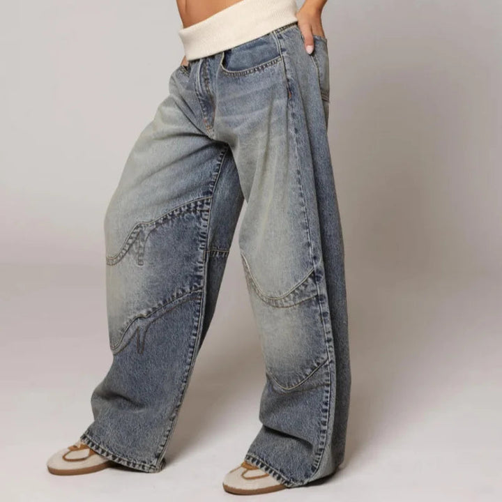 Bequeme Damen Baggy Jeans mit Komfortbund und Statement-Nähten. Hellblaue Wide Leg Freizeithose.