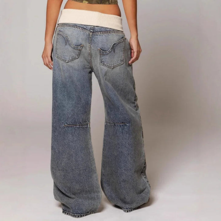 Detailansicht der Statement-Nähte an hellblauen Damen Baggy Jeans. Modische Wide Leg Hose.
