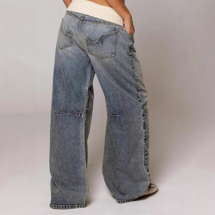 Damen Baggy Jeans in Hellblau für den lässigen Style. Weite Hose mit Statement-Nähten und Komfortbund.
