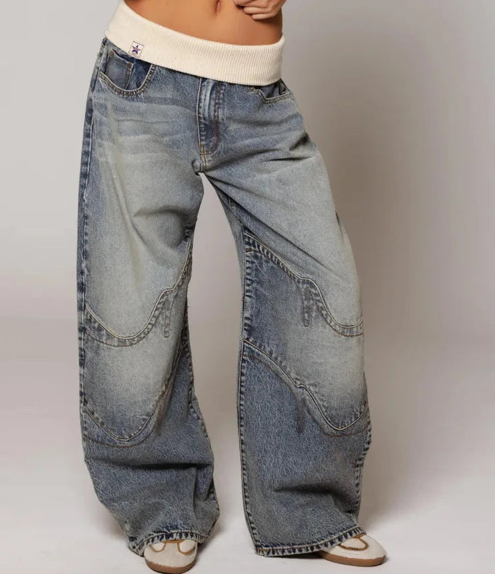 Damen Baggy Jeans in Hellblau mit Statement-Nähten und Komfortbund für lässigen Streetwear-Look.