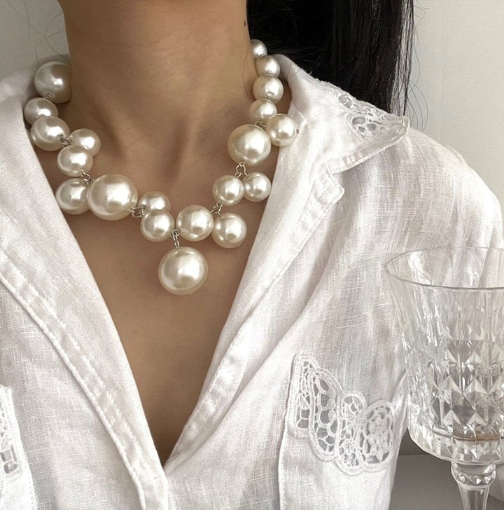Elegante Damen Perlenkette, klassischer Perlenschmuck, zeitloses Accessoire für jeden Anlass.