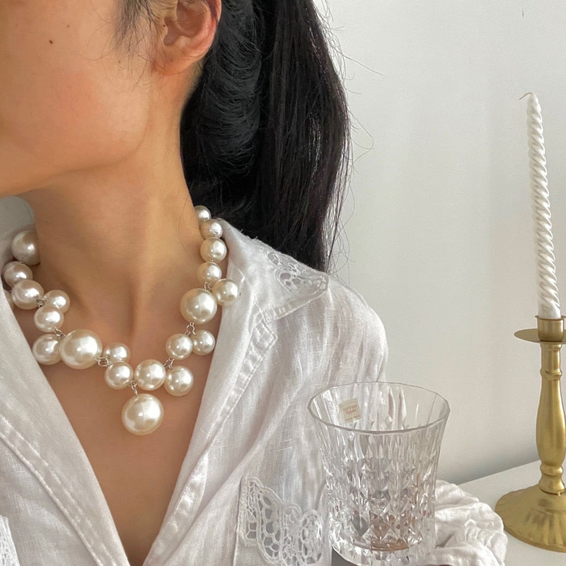 Nahaufnahme glänzender, runder Perlen einer Damen Perlenkette, hochwertiger Perlenschmuck für Frauen.