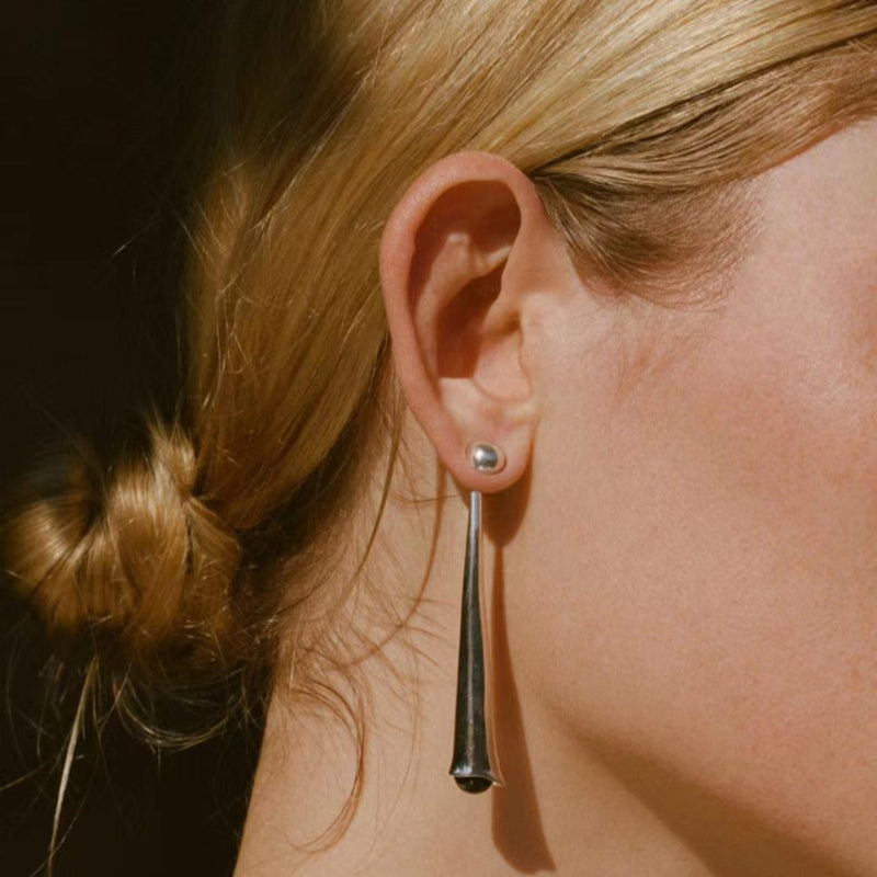 Glänzende Edelstahl-Ohrhänger in Tropfenform, elegante Damenohrringe für besondere Anlässe.