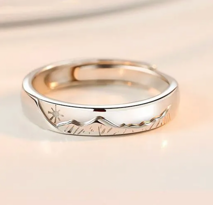 Eleganter Unisex Ring, verstellbar, mit detaillierter Bergmotiv-Naturgravur; hautfreundlicher Gold-/Silber Schmuck.