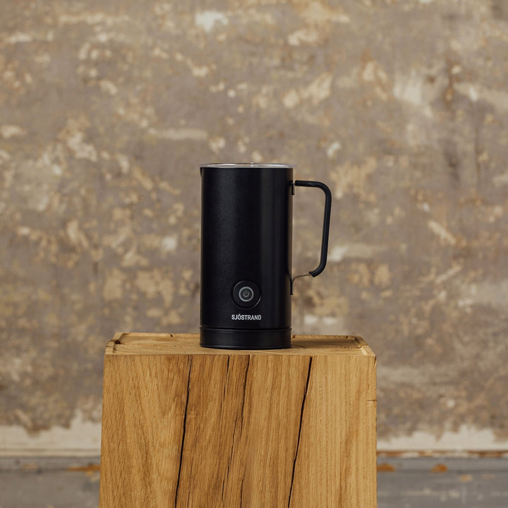 Hochwertiger elektrischer Milchaufschäumer für Barista-Qualität, zaubert cremigen Schaum für Cappuccino & Latte.