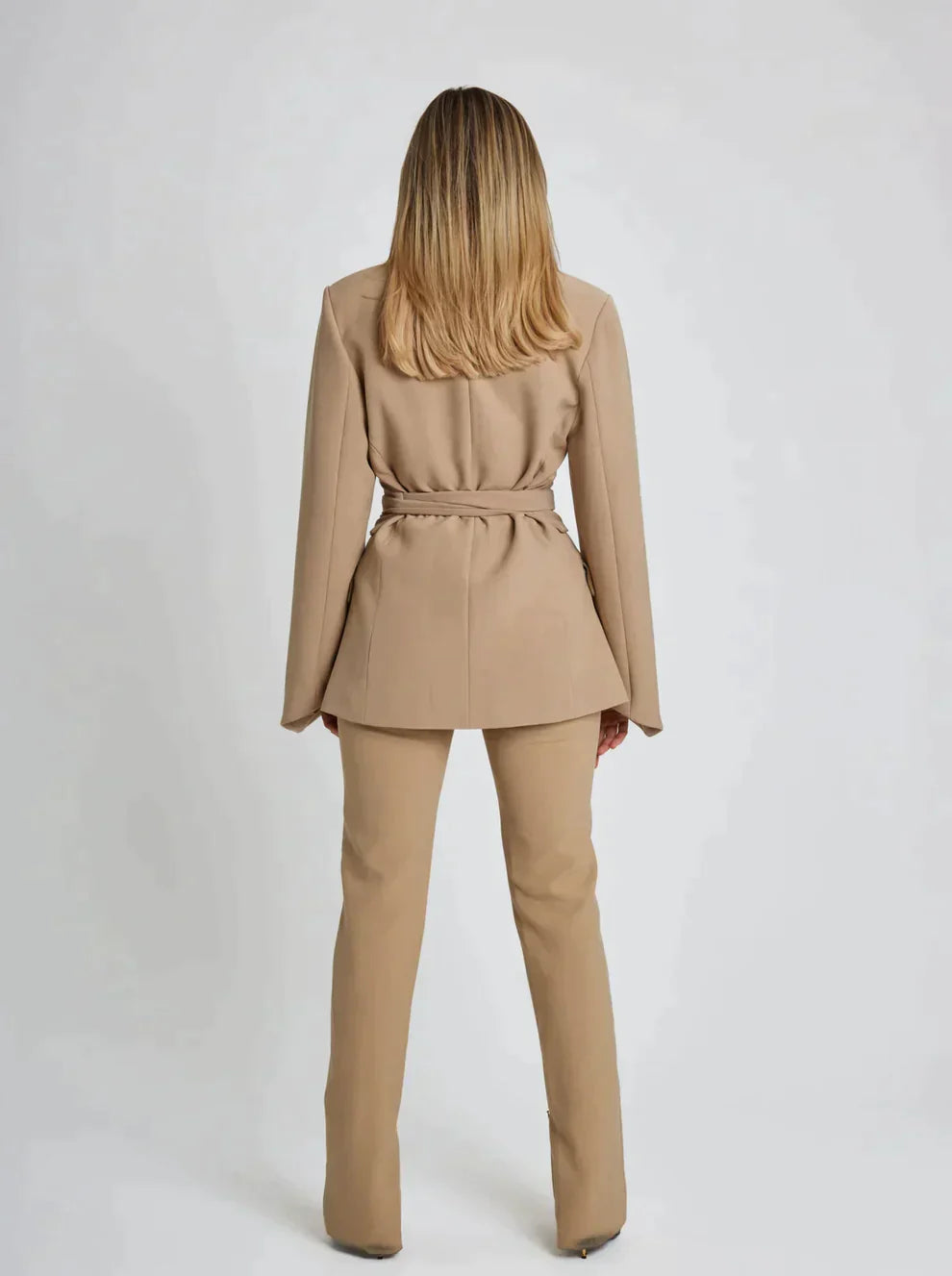 Vielseitiger Damenblazer mit Gürtel. Tailliert, schmeichelhaft. Für Abendgarderobe, Business & elegante Alltagslooks.