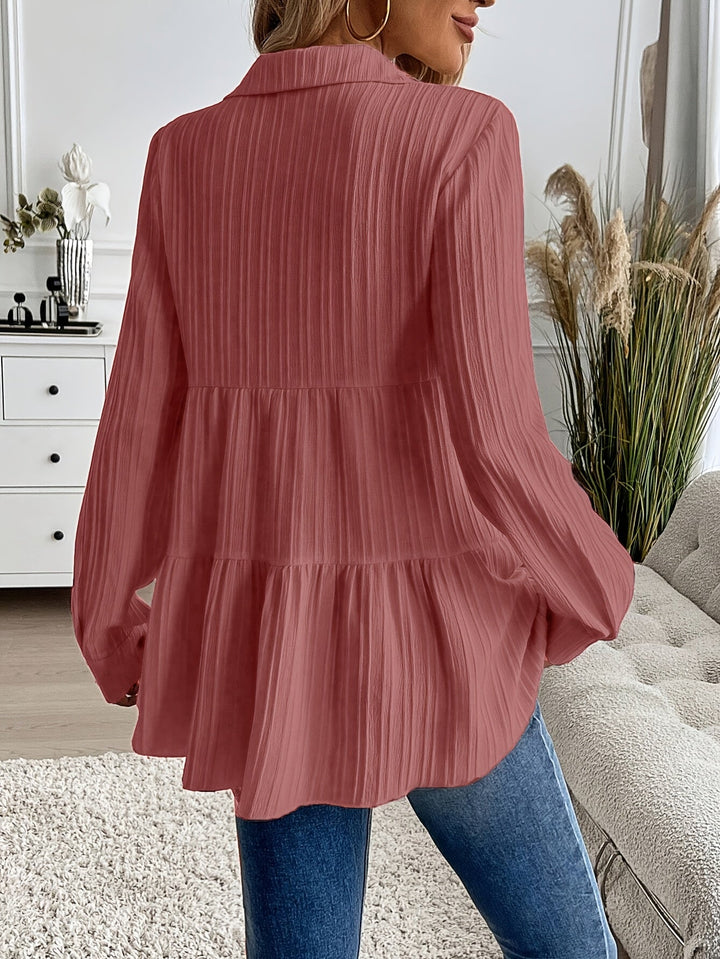 Modische Frühling/Sommer Damenbluse. Elegant, tailliert mit Knopfleiste und Langarmdesign.