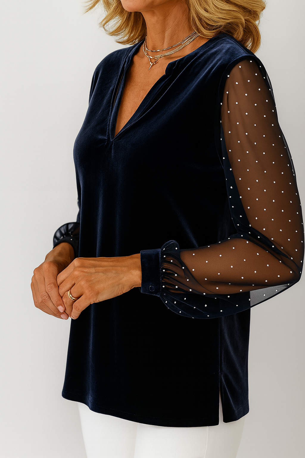 Stilvolle Damenbluse mit eleganten Punktärmeln & modernem Ausschnitt. Eine vielseitige Langarmbluse für Business & Alltag.
